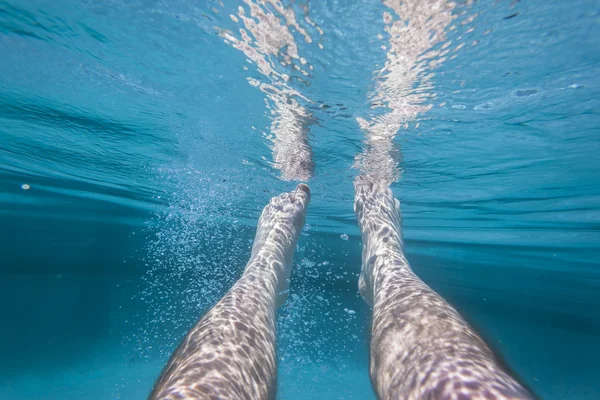 Voeten onderwater zwembad — Stockfoto