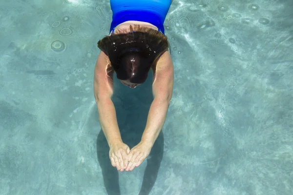 Mujer nadando bajo el agua —  Fotos de Stock