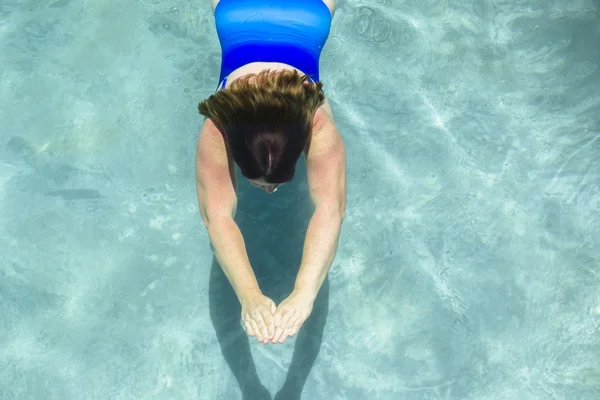 Mujer nadando bajo el agua —  Fotos de Stock