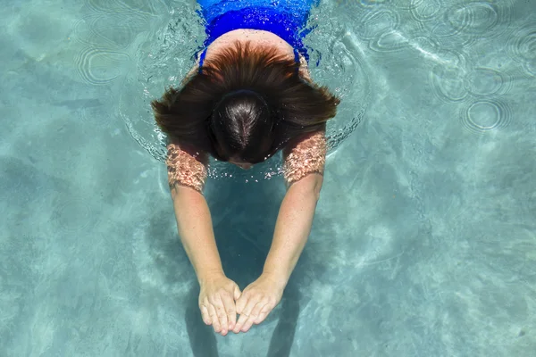 Mujer nadando bajo el agua — Foto de Stock