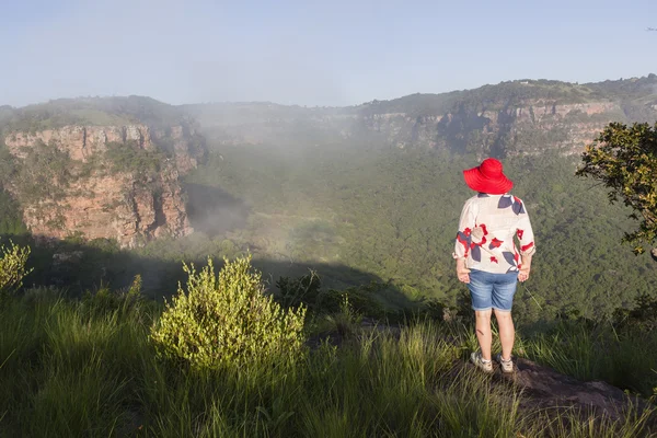 Kadın Hiking vahşi — Stok fotoğraf