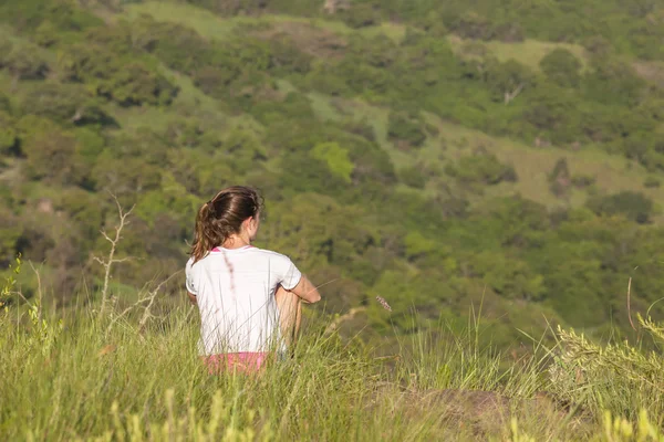 Chica senderismo desierto —  Fotos de Stock