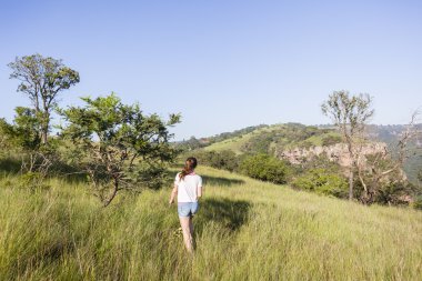 Kız ev vahşi doğada yürüyüş  