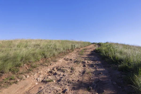 Colina de trilha de estrada de terra — Fotografia de Stock