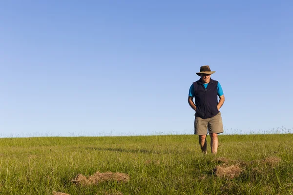 Man Walking Grassfield — Stock Photo, Image