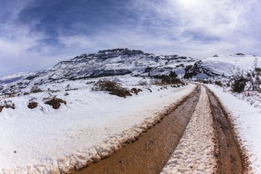 Dağları kar toprak yol izler