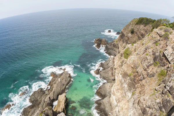 Okyanus suları kayalık uçurum — Stok fotoğraf