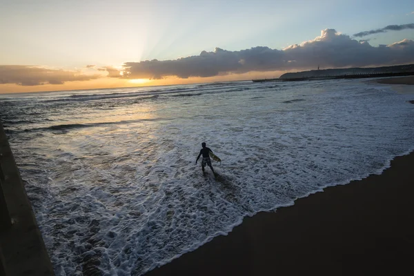 Oceánu surfař surfování vstup — Stock fotografie