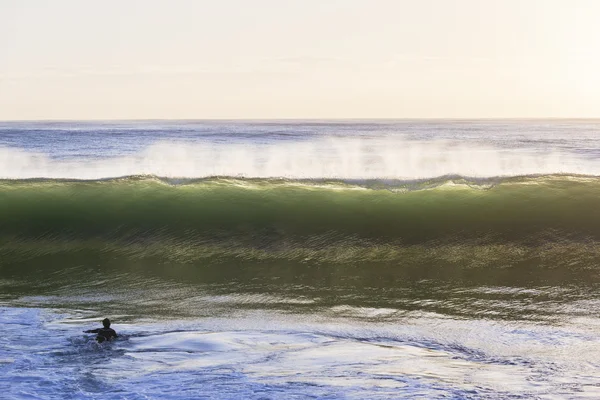 Surfista de olas estrellándose —  Fotos de Stock