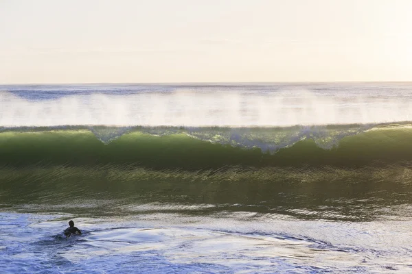 Våg surfare Paddling — Stockfoto