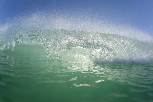 Волновое плавание в океане — стоковое фото