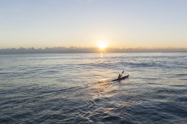 Paddler sörf kayak Kano gündoğumu