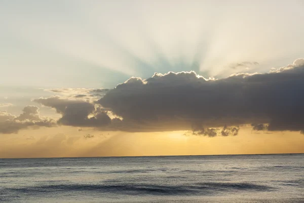 Nascer do sol os raios do oceano horizonte — Fotografia de Stock