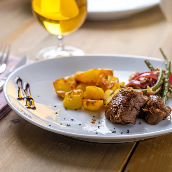 Beef Steak with some salad and a glass of beer — Stock Photo, Image