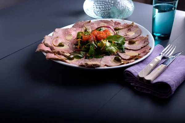 Vitello tonnato em um prato de serviço com água — Fotografia de Stock