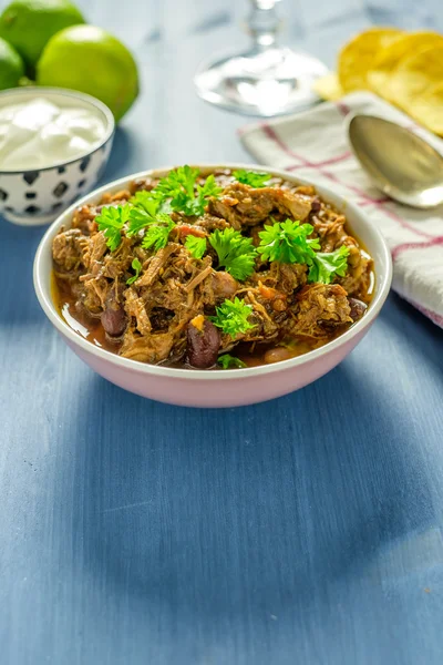 Carne de cerdo tirada en un tazón lista para comerse —  Fotos de Stock