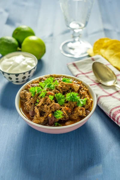 Carne di maiale tirata in una ciotola pronta da mangiare — Foto Stock