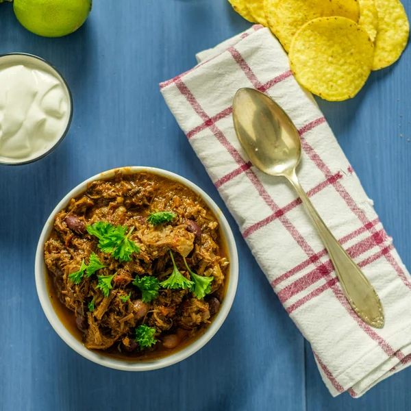 Carne di maiale tirata in una ciotola pronta da mangiare — Foto Stock