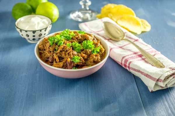 Carne de cerdo tirada en un tazón lista para comerse — Foto de Stock