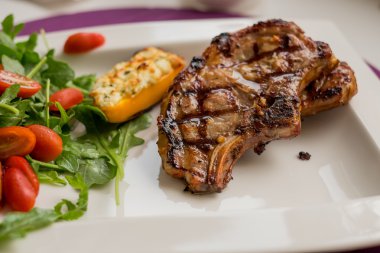 ızgara dana biftek beyaz plaka üzerinde