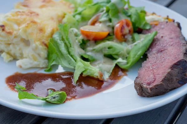 흰색 접시에 구운된 쇠고기 스테이크 — 스톡 사진