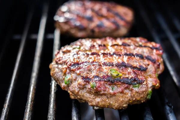 Hamburguesas en la parrilla con rayas al aire libre —  Fotos de Stock