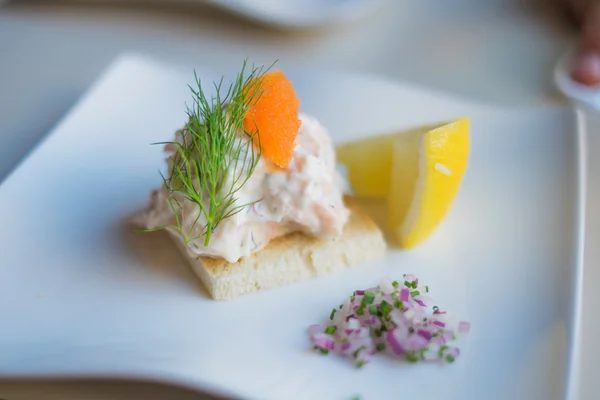 tost skagen karidesli sandviç beyaz tablo s narenciye ile