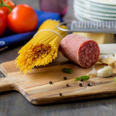 Spagetti makarna biraz salam yan ve domates ile kurutulmuş 