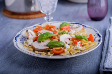 Domates ve mantar ve bazı fesleğen ile makarna salatası