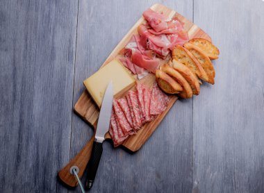 Peynir salam ve jambon ile meze tabağı