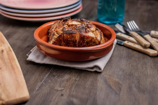 Schweinebraten in einer Schüssel bereit zum Servieren — Stockfoto