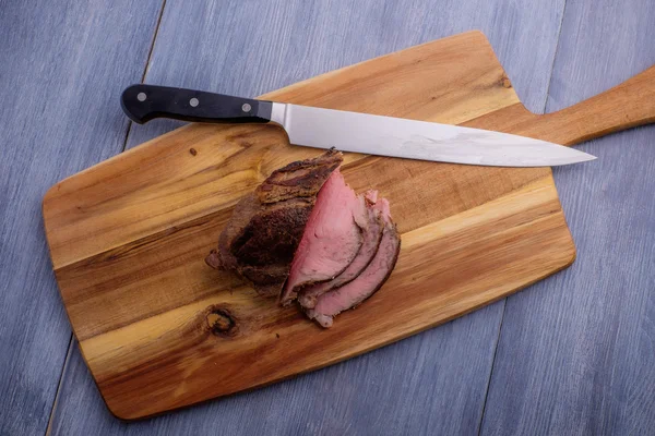 Roast Beef op snijplank — Stockfoto