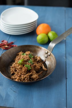 Çekti domuz carnitas tavada