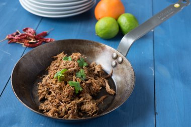 Çekti domuz carnitas tavada