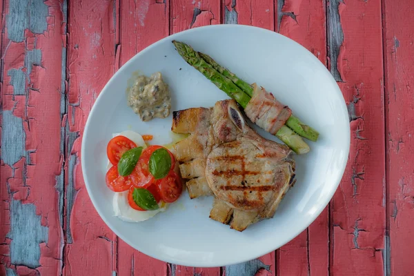 Steak with aspargus and some vegetables — Stock Photo, Image