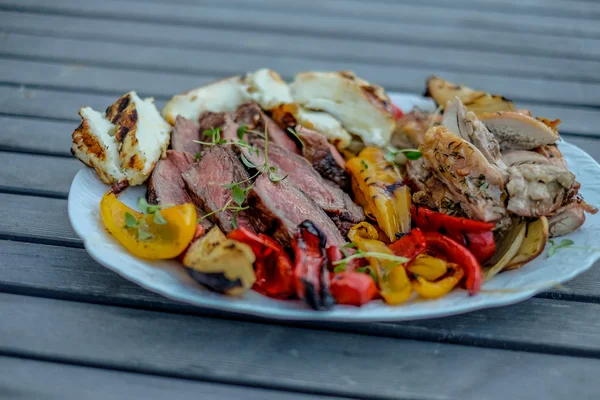 Bife de grelha mista com legumes — Fotografia de Stock