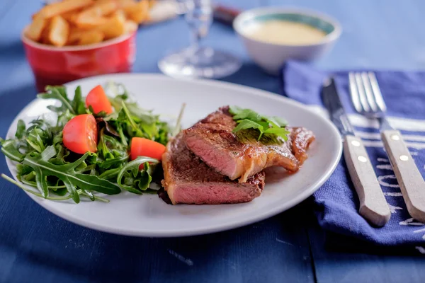 Steak with pomme frites and bearnaise sauce — Stock Photo, Image