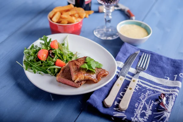 Steak with pomme frites and bearnaise sauce — Stock Photo, Image