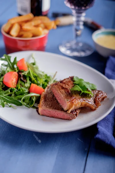 Steak with pomme frites and bearnaise sauce — Stock Photo, Image