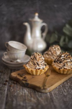 Durgun yaşam. Kek ve kahve servisi fotoğrafı..