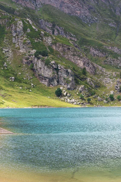 Bergssjö Mitt Alperna Sommar Det Gröna Berget Med Blå Sjö — Stockfoto