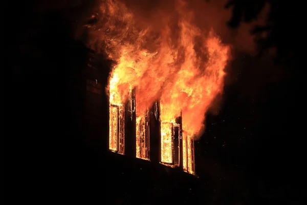 Fuego nocturno ventana ardiente Imagen de stock