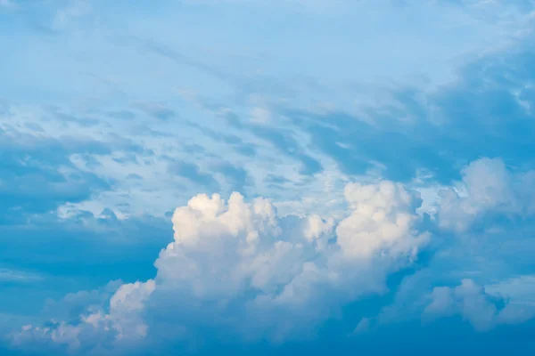 Ciel nuageux et bleu — Photo