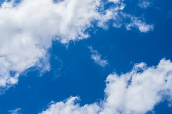 Cielo nublado y azul — Foto de Stock