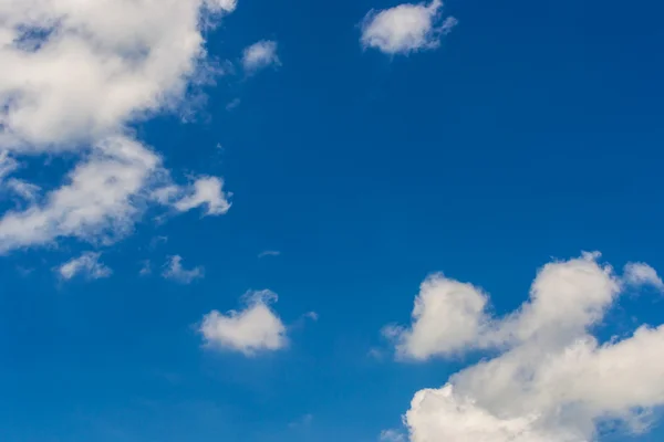 Ciel nuageux et bleu — Photo