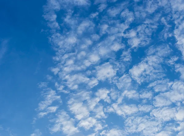 Ciel nuageux et bleu — Photo