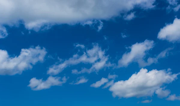 Cielo nublado y azul — Foto de Stock