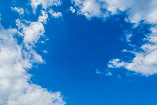 Cielo nublado y azul — Foto de Stock