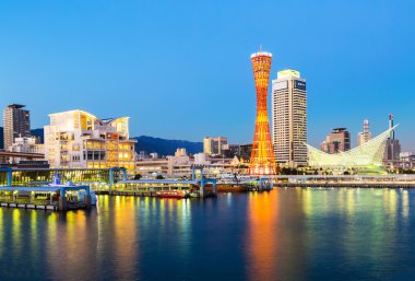 Kobe bağlantı noktası Kulesi ve Deniz Müzesi ilâ 24 Ekim 2014 Kobe, Japonya'nın ışıklı