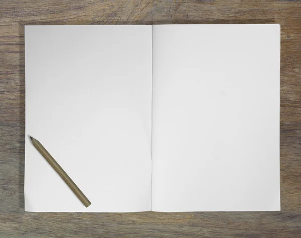 笔记本和铅笔在木头上的背景图 — 图库照片